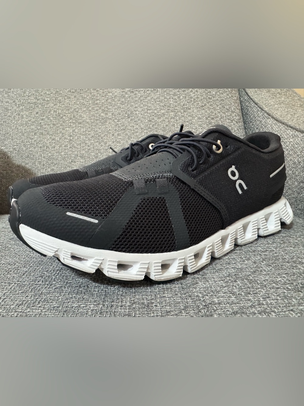 On Running Cloud 5 Black and White Mens - Picture 2 of 15